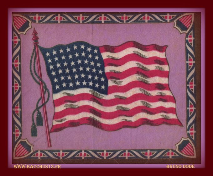  Drapeau Américain - A noter que ce drapeau ne compte que 48 étoiles , alors qu'actuellement il y a 50 étoiles sur le drapeau. 